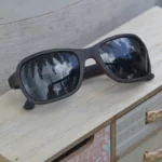 Zoom sur les finitions artisanales et la forme bombée des lunettes Dassault.