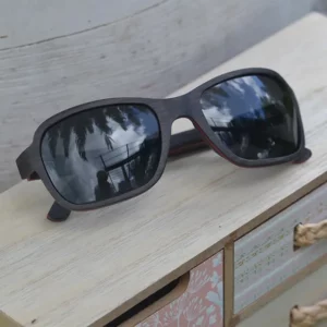 Zoom sur les finitions artisanales et la forme bombée des lunettes Dassault.