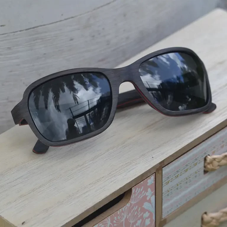 Zoom sur les finitions artisanales et la forme bombée des lunettes Dassault.
