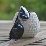 Photo des lunettes de soleil homme Dassault en bois d’ébène avec verres polarisés.