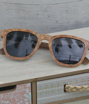 Zoom sur la monture Wayfarer des lunettes en bois avec détails des veines naturelles.