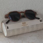 Lunettes de soleil artisanales LA BROWN 241XP en noyer avec design rond tendance et finition horizontale élégante.