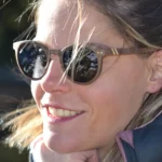 Zoom sur les verres polarisés et charnières à ressort des lunettes Kate, parfaites pour un confort optimal.