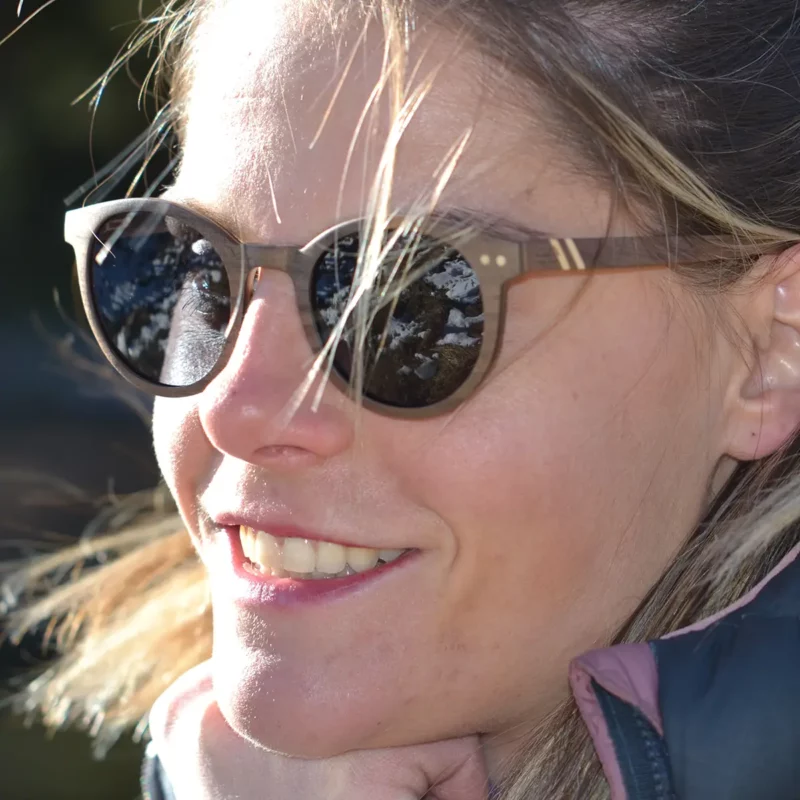 Zoom sur les verres polarisés et charnières à ressort des lunettes Kate, parfaites pour un confort optimal.