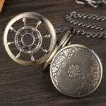 Double ouverture en action : Vue captivante illustrant les volets de la montre qui s'ouvrent pour révéler le cadran unique d'inspiration maritime.