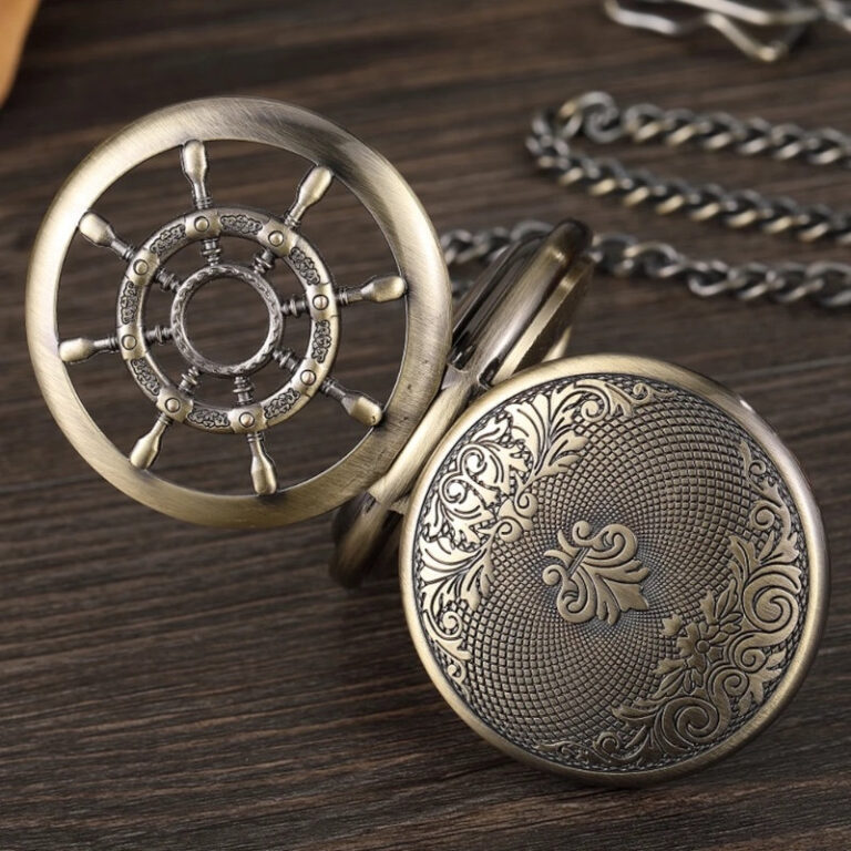 Double ouverture en action : Vue captivante illustrant les volets de la montre qui s'ouvrent pour révéler le cadran unique d'inspiration maritime.