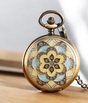 Une montre à gousset orientale avec chiffres romains cuivrés, émail vert et jaune et fond noir.