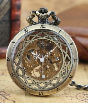 Image de la montre à gousset Steeve laiton avec son design transparent et chiffres romains.