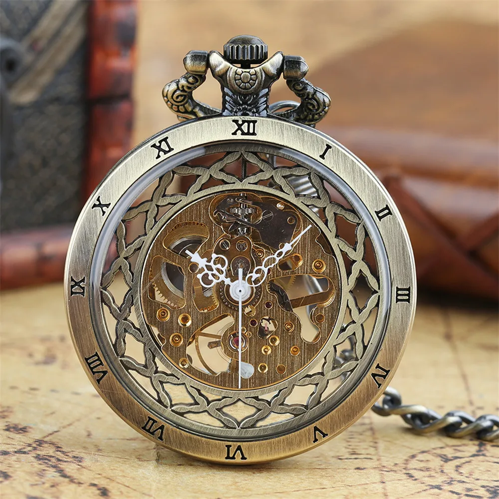 Image de la montre à gousset Steeve laiton avec son design transparent et chiffres romains.