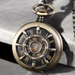 Fabrication artisanale : Détails rapprochés montrant les finitions minutieuses et le travail artisanal du boîtier en laiton.