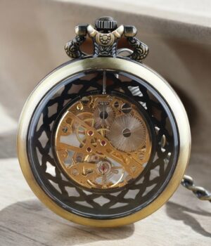 Montre à gousset moderne Steeve laiton avec cadran transparent et chiffres romains en blanc.