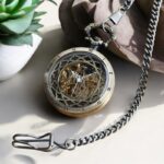 Chaîne robuste en métal argenté incluse avec la montre Steeve laiton, idéale pour un style rétro chic.