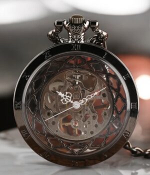 Gros plan sur le mécanisme visible au dos de la montre à gousset noire Steeve.