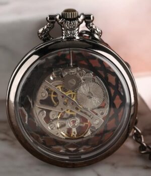 Photo de la montre à gousset noire Steeve avec son cadran métallique et chiffres romains élégants.