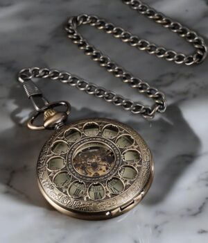 Vue rapprochée de la montre à gousset Tomy avec fond vert pâle et chiffres romains noirs.