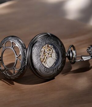 Vue arrière de la montre Matheo avec mécanisme apparent et chaîne en laiton