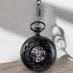 Montre à gousset vintage Matheo posée sur une table en bois