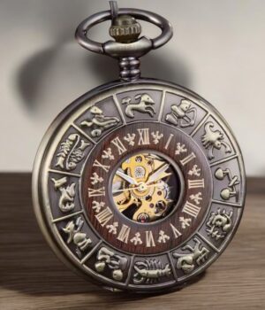 Montre à gousset Astral fermée, révélant le mécanisme et le zodiaque