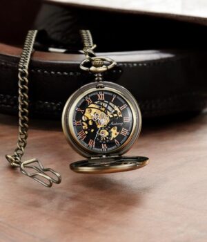 Montre à gousset double volet en laiton poli avec chiffres romains cuivrés et chaîne assortie