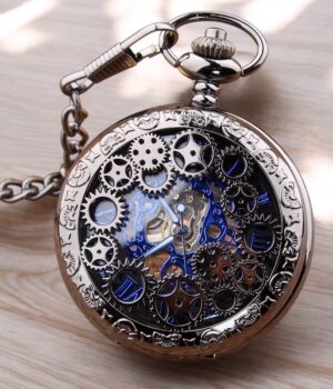 Vous cherchez une montre de caractère ? La Montre à Gousset Océan offre un style raffiné avec un cadran bleu gravé et une finition artisanale.