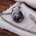 Plongez dans le style vintage intemporel avec la Montre à Gousset Bleu Océan. Un cadran bleu profond et un mécanisme apparent vous séduiront à coup sûr.