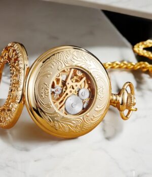 Montre à gousset Stella Or en laiton avec chaîne assortie, parfaite pour un look rétro sophistiqué.