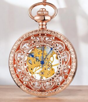 Montre à gousset Roséa ouverte, révélant les détails subtils de son cadran blanc et ses aiguilles bleues.