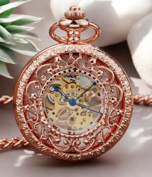 Vue du mécanisme japonais de la montre Roséa, mettant en avant sa précision et sa qualité artisanale.