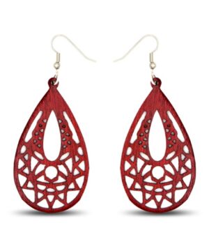 Zoom sur boucles tribales Eva - Design unique en bois noble