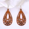 Boucles d'oreilles tribal en bois d'acajou Eva, artisanales et élégantes, parfaites pour un look bohème chic.