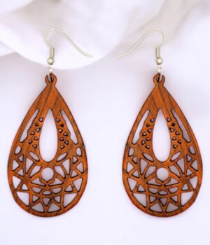 Boucles d'oreilles tribal en bois d'acajou Eva, artisanales et élégantes, parfaites pour un look bohème chic.