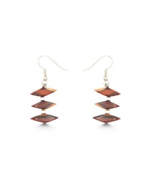 Gros plan sur les boucles d'oreilles Stéphanie montrant les perles triangulaires en bois et les perles argentées.