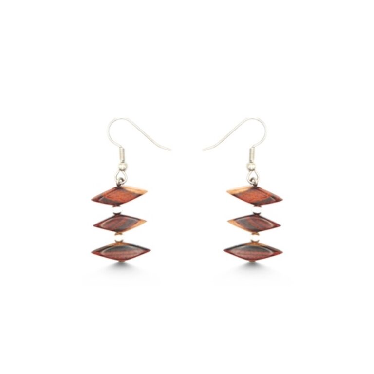 Gros plan sur les boucles d'oreilles Stéphanie montrant les perles triangulaires en bois et les perles argentées.