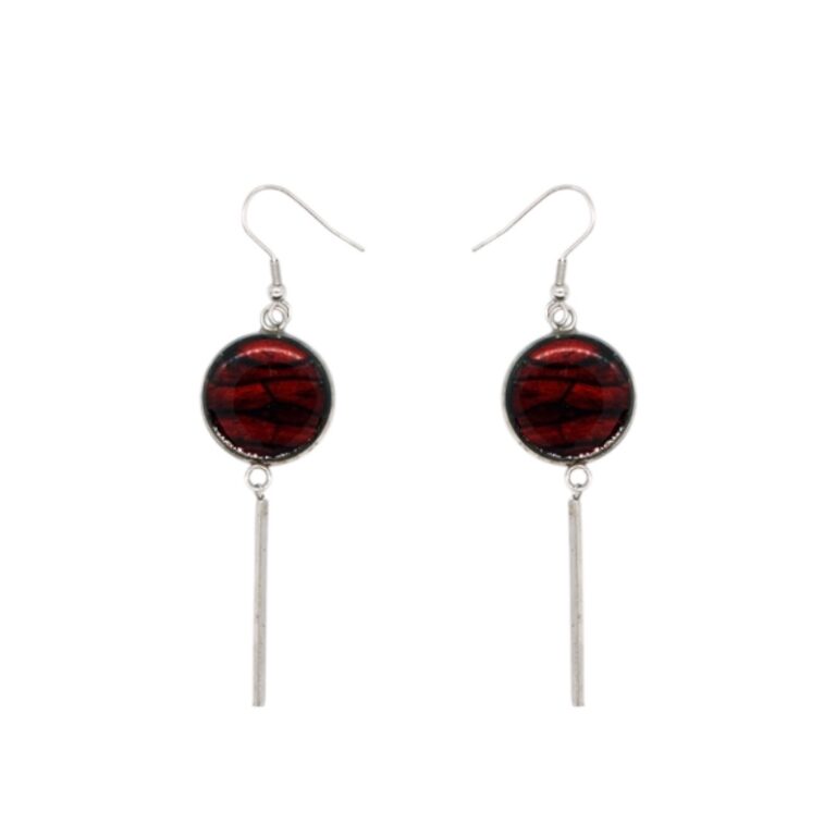 Gros plan sur marqueterie bois des boucles d'oreilles Tamina, design artisanal et écologique.