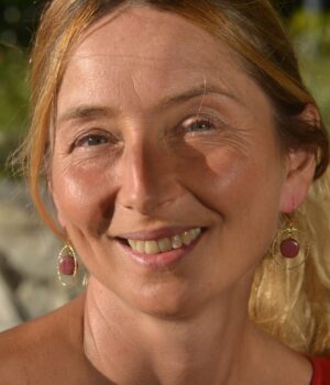 Fermoir hypoallergénique argenté des boucles Lilya, alliant confort et sécurité.