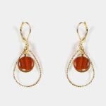 Fermoirs dormeuses des boucles Maëlle, garantissant un maintien sécurisé et un confort optimal au quotidien.