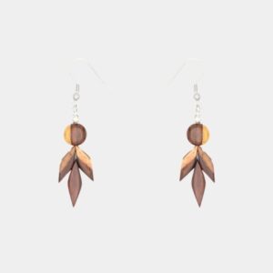 Gros plan sur les boucles d'oreilles Katy montrant le détail des différentes essences de bois bicolores.