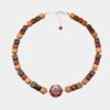 Détail des perles d'acajou et cabochon rouge du collier Ava - bijou fait main