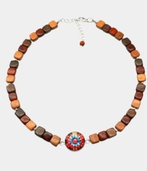 Détail des perles d'acajou et cabochon rouge du collier Ava - bijou fait main