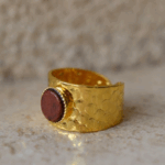 Bague Jane dorée montrant son mécanisme ajustable, idéale pour toutes tailles