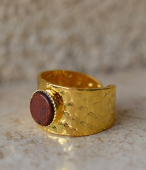 Bague Jane dorée montrant son mécanisme ajustable, idéale pour toutes tailles