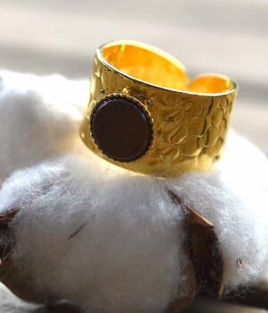 Bague dorée Jane portée, mettant en valeur son design élégant