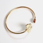 Bracelet jonc doré Stela en gros plan, mettant en valeur sa robustesse et sa finition éclatante.