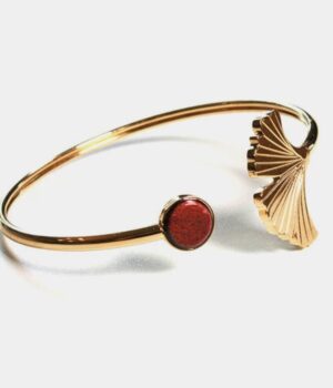 Bracelet Stela ajustable porté au poignet, combinant design minimaliste et élégance intemporelle.