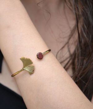 Zoom sur le bracelet jonc doré Stela montrant sa texture raffinée et sa couleur dorée élégante avec éléments en bois d’amarante.