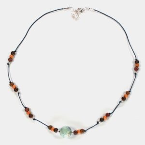 Accessoire mode bohème et artisanal : Présentation du matériau écoresponsable et de la symbolique de la turquoise du collier Kenzi.