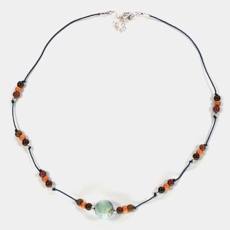 Accessoire mode bohème et artisanal : Présentation du matériau écoresponsable et de la symbolique de la turquoise du collier Kenzi.