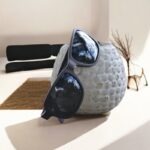 Lunettes Dassault : design sportif en bois d’ébène, verres polarisés personnalisables, légères et résistantes. Étui en liège inclus pour un style unique.