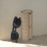 Vue rapprochée des lunettes Douglas Black, mettant en valeur leur design intemporel et leur finition en bois d’ébène durable.