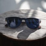 Lunettes de soleil en bois Douglas Black avec monture intemporelle et verres de protection UV400, style idéal pour hommes et femmes au visage ovale ou rond.